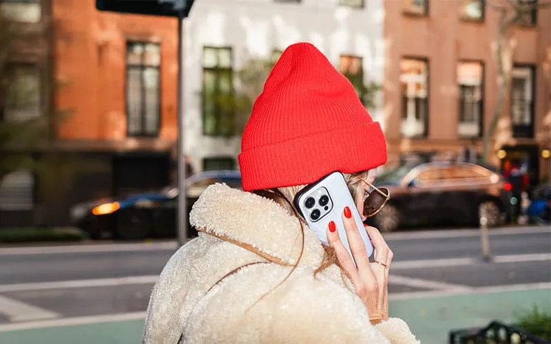 Une cliente QAPA téléphonant dans la rue Une cliente QAPA téléphonant dans la rue