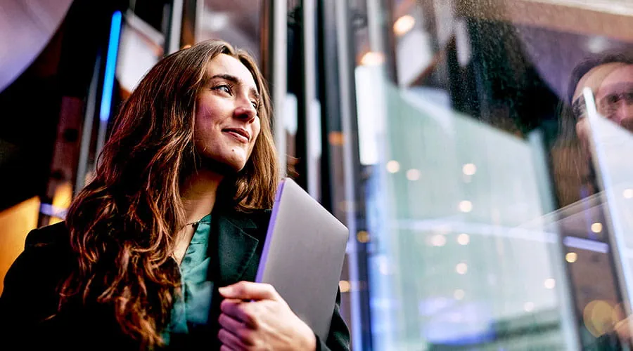 Mujer sosteniendo una tableta revisando planos de construcción Mujer sosteniendo una tableta revisando planos de construcción